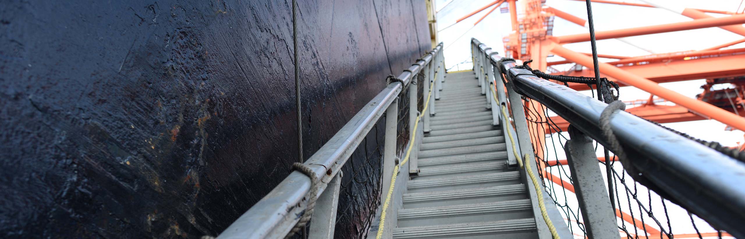 Gangway-ACCOMMODATION-LADDER-MARITIME-SAFETY-NAUTICAL-INSTITUTE-SHIP-VISITING